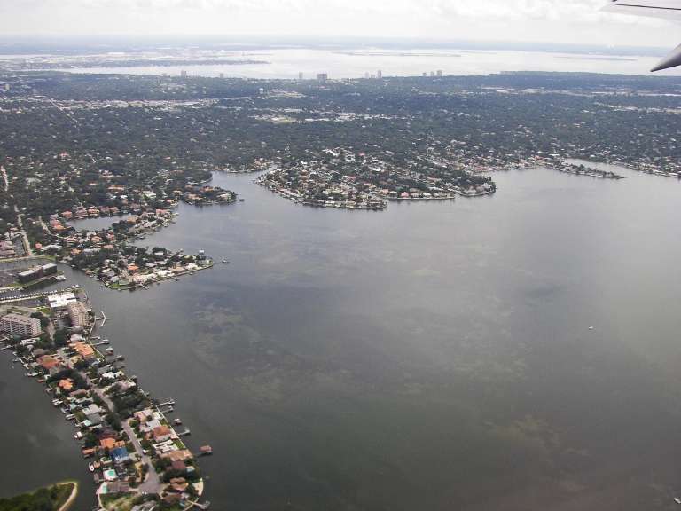 Vista aérea de los barrios junto al agua del norte de South Tampa, a orillas de Old Tampa Bay