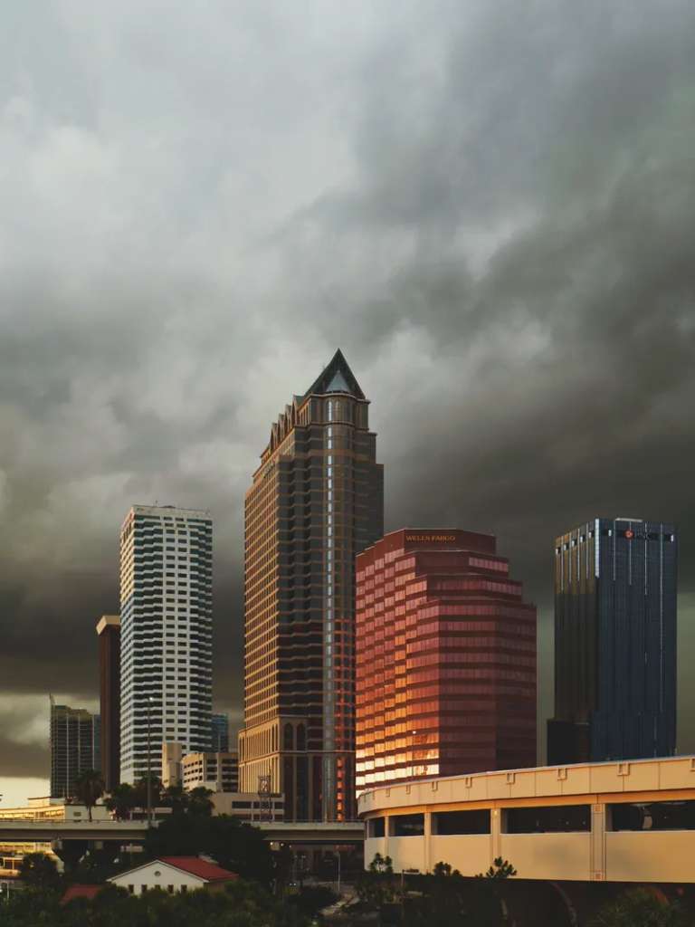 Las torres del centro de Tampa bajo nubes oscuras de tormenta