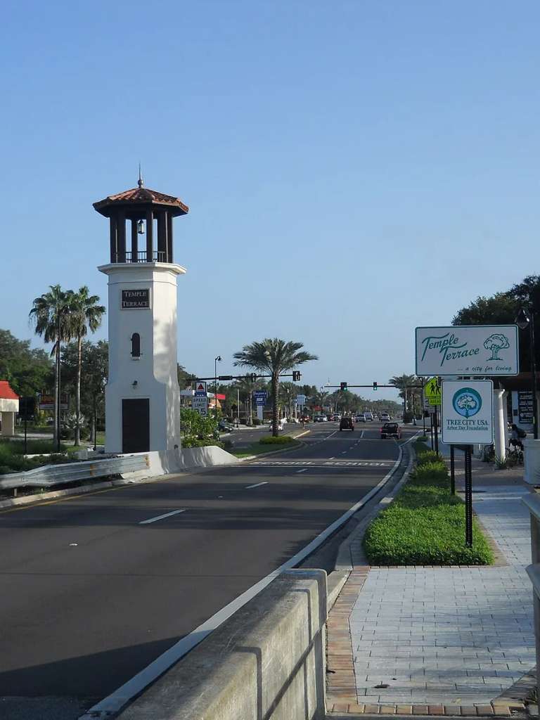 La torre de entrada de la calle 56 que recibe a los conductores en Temple Terrace, con palmeras y un letrero de la ciudad